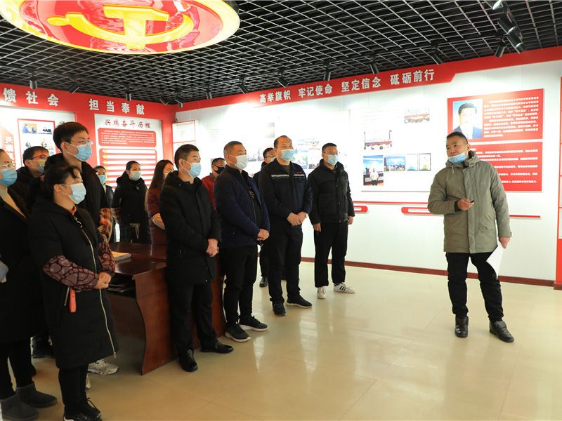 副總經理給大家講解黨史